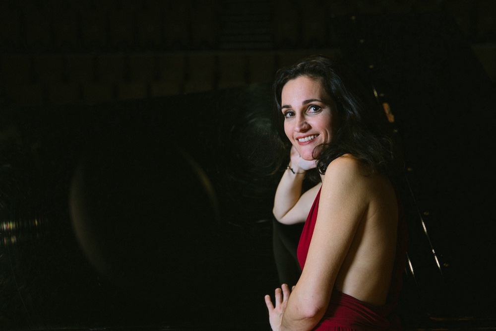 Christine Fonlupt au piano à queue sur scène